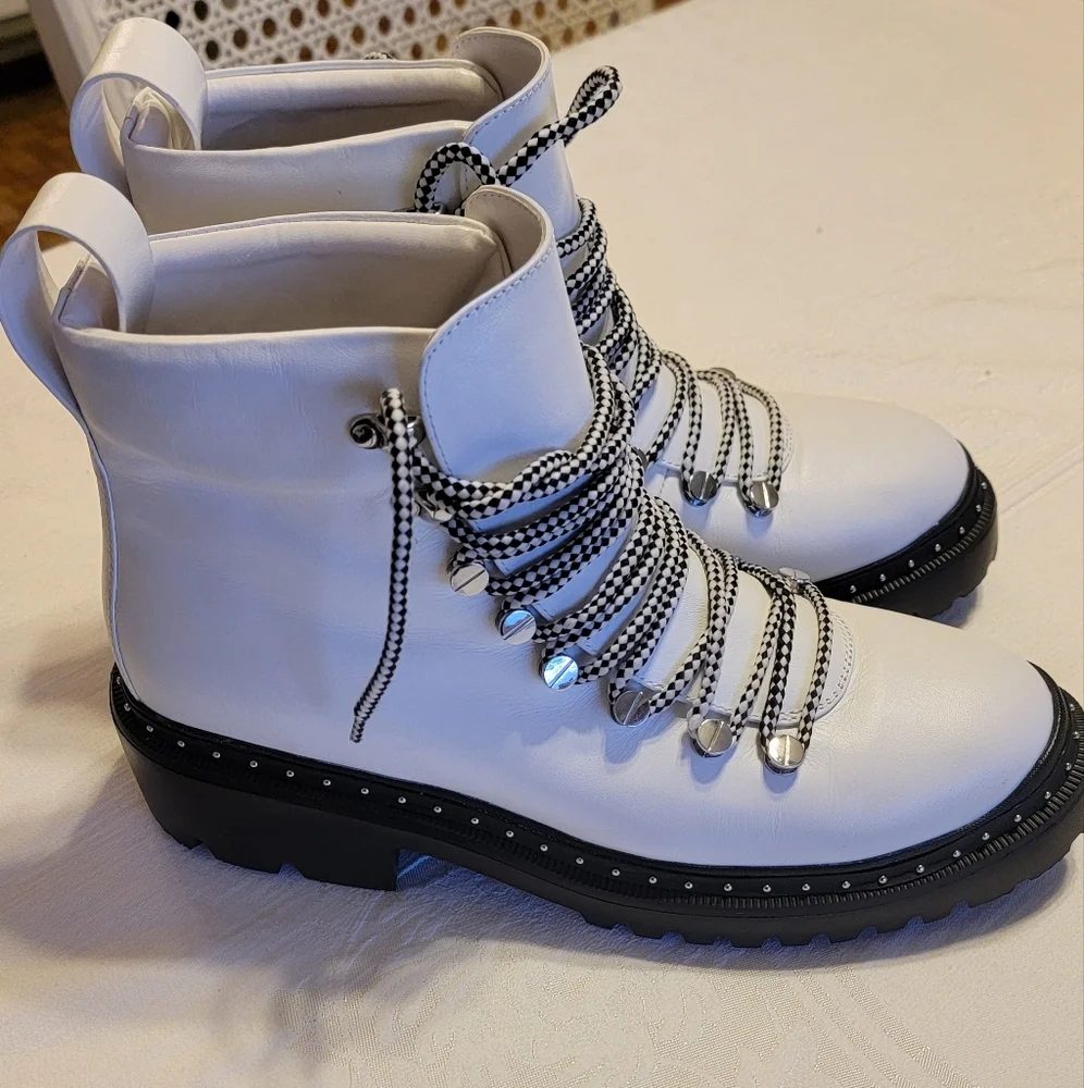 Blondo Chrissy white lace up Lug boots ankle Booties Doc Martin Style Sz 10M